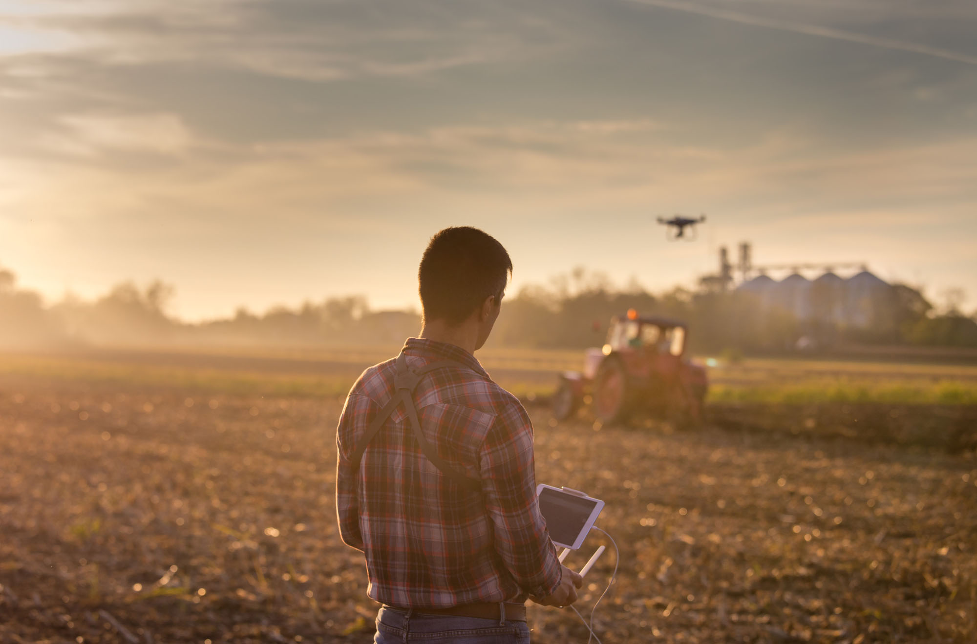 Landwirt navigiert Drohne über Ackerland
