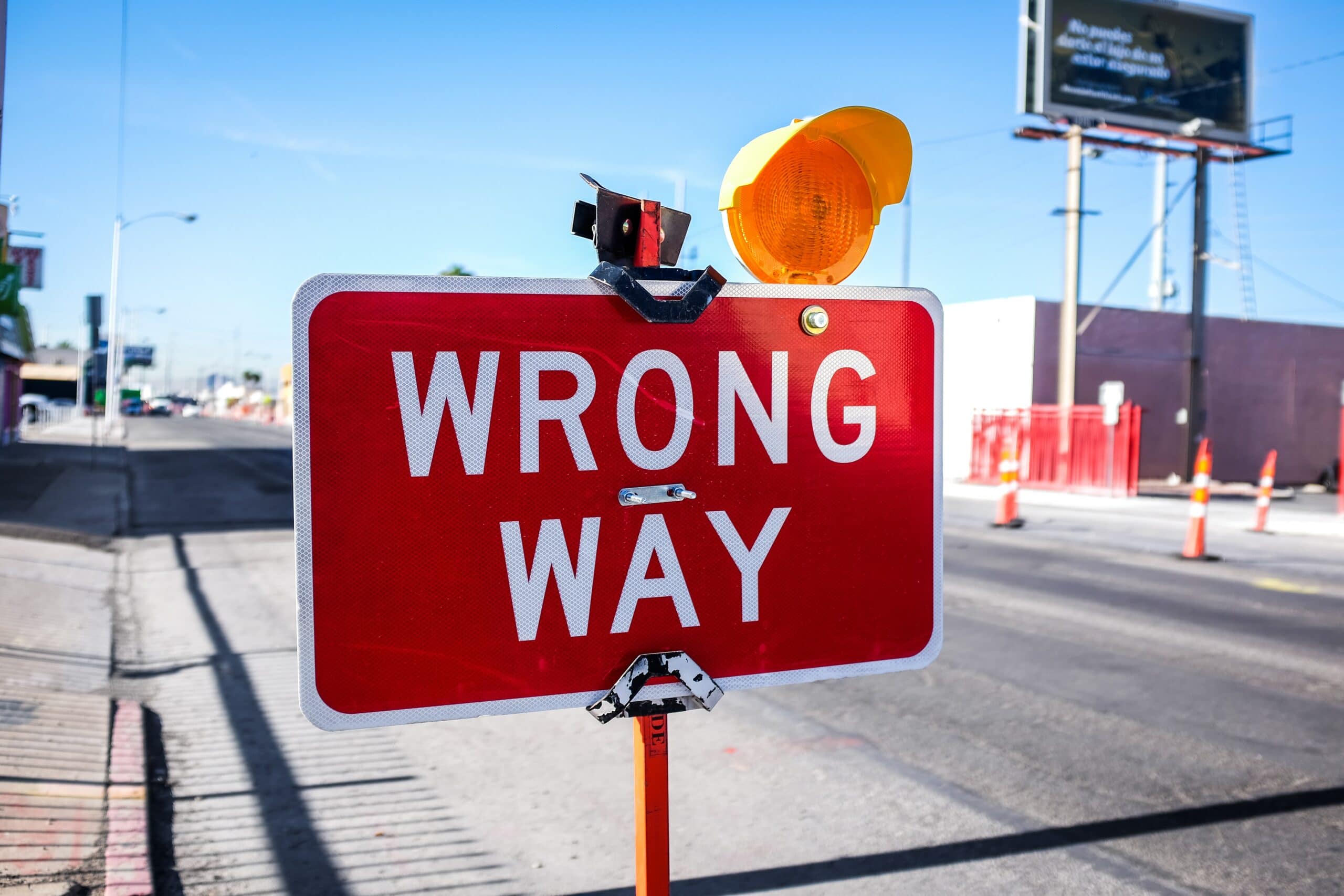 Straßenschild mit der Aufschrift "Wrong Way"